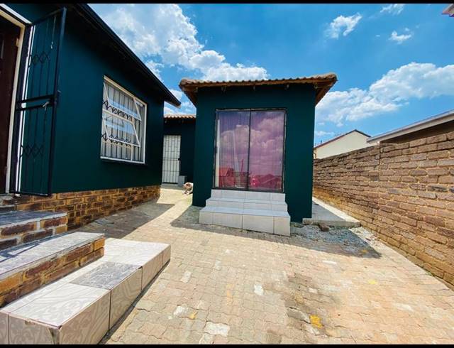 3 BEDROOM HOUSE FOR SALE IN COSMO CITY